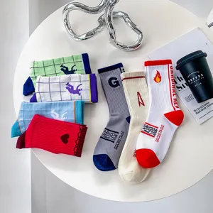 Calzini in cotone streetwear alla moda per uomo e donna, sport da skate quotidiani.