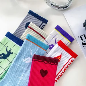 Calze di cotone a tubo medio in stile streetwear colorato con stampe di tendenza e comode.