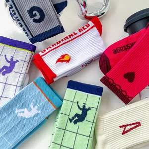 Calzini streetwear in cotone a metà tubo con motivi a quadri colorati per ogni giorno.