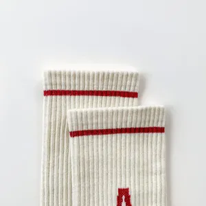 Comode calze in cotone lavorato a maglia con eleganti strisce rosse per uso quotidiano.