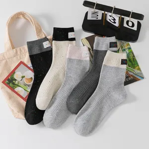 Details koreanische gemusterte Socken mit Noppen, Strickdesign, zweifarbig, Freizeitsocken.