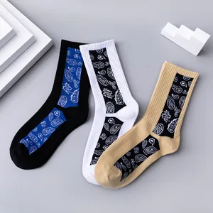 Casual unisex streetwear κάλτσες με κομψό σχέδιο paisley και μοντέρνες κάθετες ρίγες.
