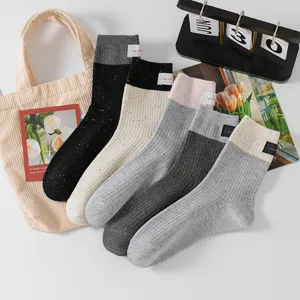 Bunte gesprenkelte Socken für Damen und Herren, bequeme Freizeitsocken mit feinem Label.