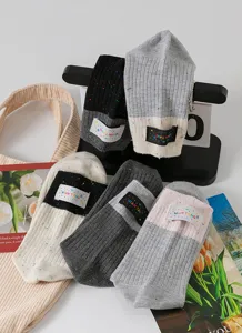 Koreanische gesprenkelte Wadenlange Freizeitsocken mit Kontrastferse und gewebten Etiketten Alltag.