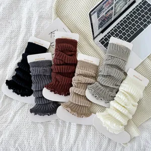 Gezellige gebreide beenwarmers met JK-stijl distressed design, perfect voor herfst en winter.
