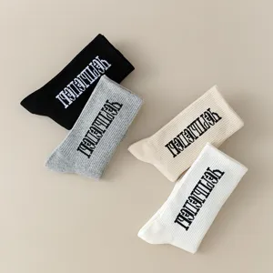 Unisex κάλτσες μεσαίας γάμπας με μοντέρνα πλεχτά κυριλλικά γράμματα, 4 χρώματα, καθημερινό στυλ.