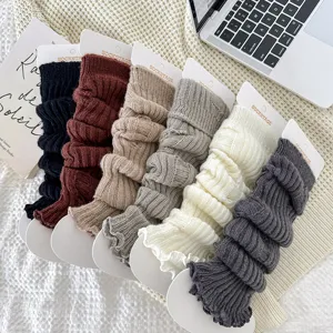 Gezellige gebreide beenwarmers met trendy versleten ontwerp en diverse kleuren voor outfit.