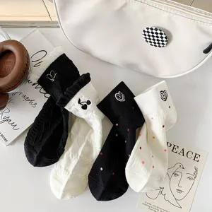 Set di calzini casual in cotone da donna con adorabili ricami di cuori e ciliegie.