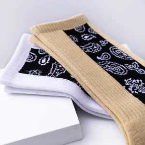 Monternes makries kaltses me paisley motibo kai katheta riges gia skateboard kai casual.
