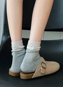 Nahaufnahme Detail der gemusterten Fleckgarn Socken mit Markenetikett und bequemer Passform.