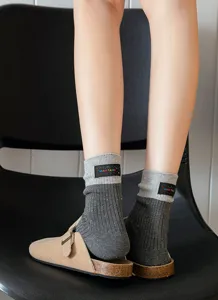 Graue Two-Tone-Crew-Socken mit Noppengarn und stilvollem gewebten Etikettendetail.