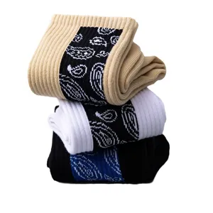 Chaussettes streetwear élégantes avec motif cachemire classique et revers côtelés unisexes.