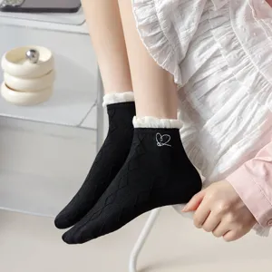 Eleganti calzini corti neri da donna con volant bianco e grazioso ricamo a cuore.