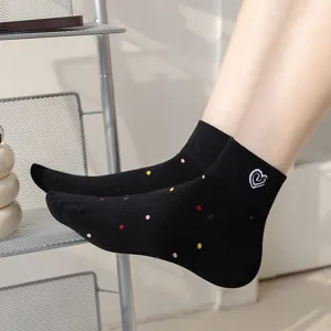Calzini corti in cotone nero con ricamo a cuore e pois colorati dettaglio prodotto