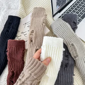 Gebreide beenwarmers detail met gescheurde gaten, gezellige winter laarsmanchetten.