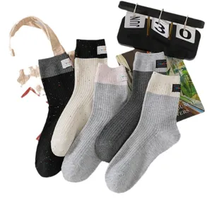 Gemütliche gesprenkelte Wadensocken für Damen und Herren mit Kontrastbündchen und Stil.