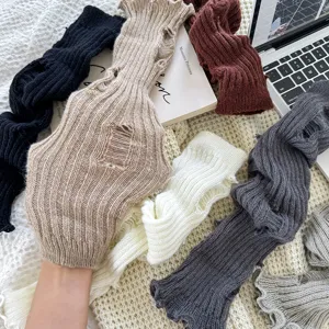 Grofg gebreide versleten beenwarmers Y2K stijl mode winter warme cuffs detail close-up.