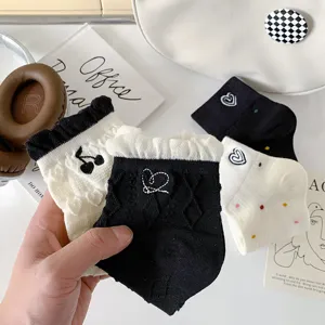 Calzini corti in cotone ricamato da donna con motivi di cuori e ciliegie per la moda primaverile.