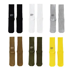 Einfarbige japanische Freizeitsocken aus Baumwolle mit Buchstabenprint, dicker Strick.