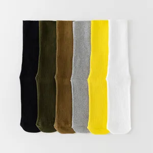 Detaillierte Ansicht einfarbiger gerippter langer Baumwollsocken in verschiedenen lässigen Farben.