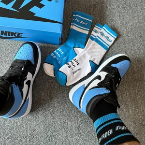UNC blue AJ1 style crew socks for men, street fashion skateboard casual cotton socks.