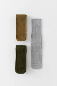 Nahaufnahme von lässigen, dick gestrickten langen Baumwollsocken in verschiedenen Unifarben.