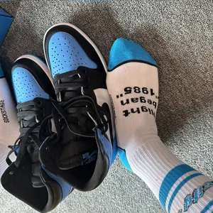 Trendy men's mid-tube cotton socks with UNC university blue AJ1 sneaker fashion style.