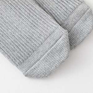 Nahaufnahme der grauen gerippten Strickstrümpfe zeigt feine Textur und bequemes Material.
