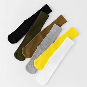Minimale einfarbige gerippte lange Baumwollsocken im japanischen Freizeitstil Hauptansicht.