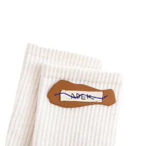 Herbst Winter Mode gerippte Socken mit Rindsleder Etikett und Buchstaben Naht Design für Streetwear.