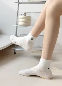 Calzini corti in cotone bianco da donna con pois colorati e graziosa ricamo a cuore alla moda.