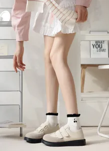Calzini casual da donna con volant e ricamo di ciliegie dolci e comode scarpe da indossare.