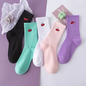 Damen koreanischer Stil süße Kirsche bestickt mittlere Baumwollsocken Fünfer Set Freizeit