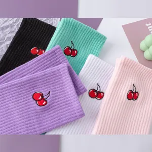 Süße Kirsch bestickte Baumwoll Wadenstrümpfe für Damen in verschiedenen bunten Farben.