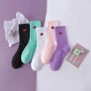Detailansicht von Baumwollsocken für Damen mit gestickten Kirschmustern in fünf verschiedenen Farben.