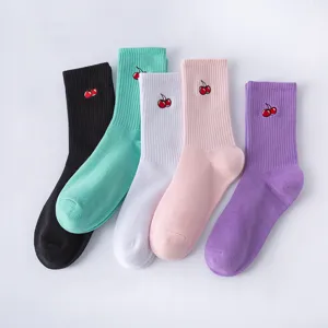 Süße koreanische Baumwollsocken mit Kirschenstickerei, bequeme Freizeitsocken in bunten Farben.