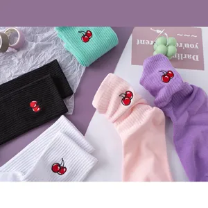 Süße koreanische Baumwollsocken mit Kirsch-Bestickung in bunten Farben für Damen.