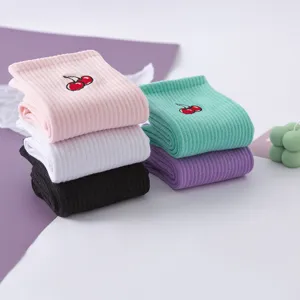 Süße gestickte Kirsch Baumwollsocken mittelhoch, weiche Rippstrick Freizeit Socken Set.