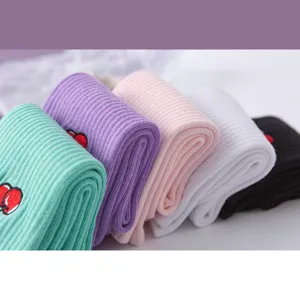 Damen koreanische gerippte Baumwollsocken mit süßem Kirsch-Stickerei-Design Detail.
