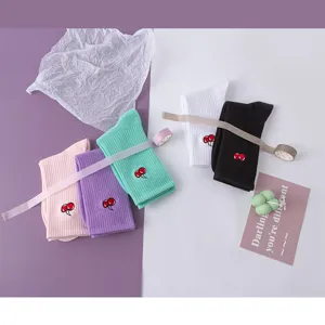 Damen süße Kirsche bestickte Baumwolle Mittelsocken Freizeit Sport Socken Detail