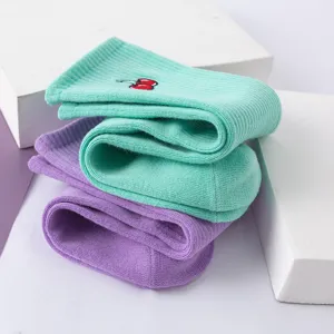 Damen Baumwoll Socken mittlere Länge mit süßer Kirschstickerei, bequeme Freizeit Sport Socken.