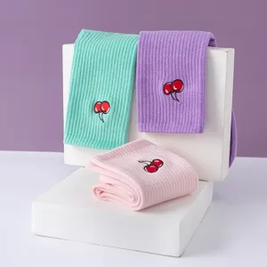 Detailansicht niedlicher, gerippter Baumwollsocken mit süßer Kirschstickerei in bunten Farben.