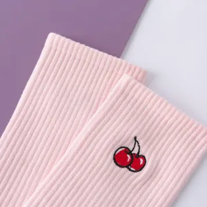 Hübsche rosa Baumwoll-Mittelsocken mit süßer Kirschstickerei für lässige Alltagsmode.