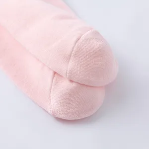 Rosa Baumwollsocken Detailaufnahme zeigt weiche Strickstruktur und saubere Zehennaht.