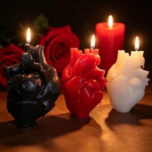 Détail de la bougie parfumée en forme de cœur anatomique, texture cire noire, rouge et blanche.
