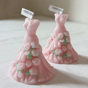 Rosa 3D Rosen Kleid Duftkerze Detailaufnahme mit exquisiten Blumen und Blatt Dekorationen.
