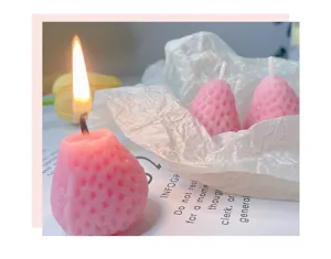 Detailansicht handgemachter rosa Erdbeer Duftkerzen, niedliche Tischdeko für gemütliches Zuhause.
