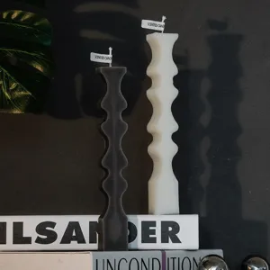 Minimalistische geometrische Duftkerze, unregelmäßiges Wellendesign für Dekoration.