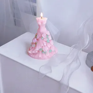 Detailaufnahme der rosa Kleid Duftkerze mit 3D Rosen, romantisches Deko Geschenk