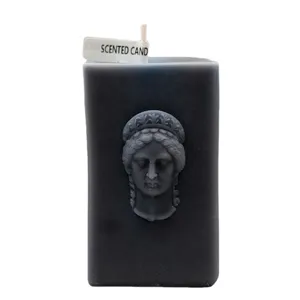 Vela de pilar cuadrada perfumada con relieve de diosa griega nórdica en cera gris oscura.